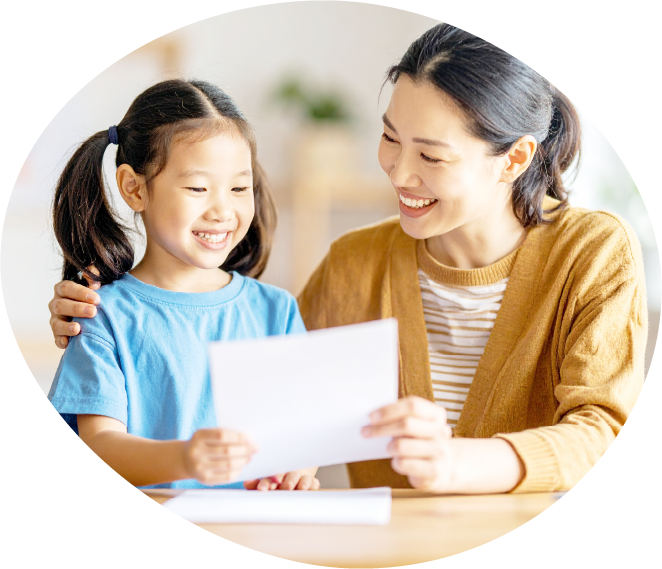 親子で金銭教育を学んでいる様子