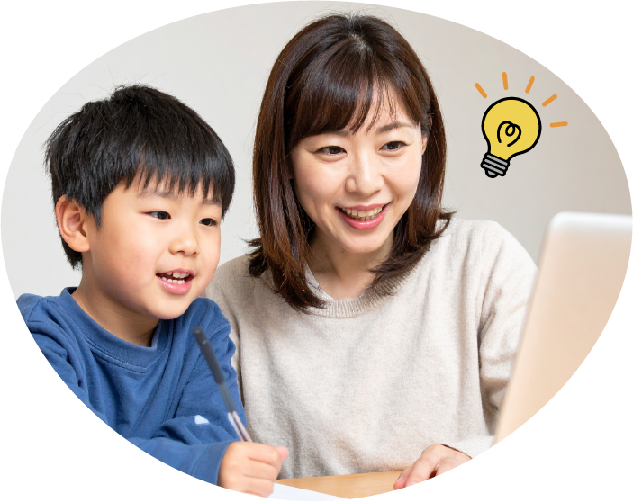 親子で金銭教育を学んでいる様子